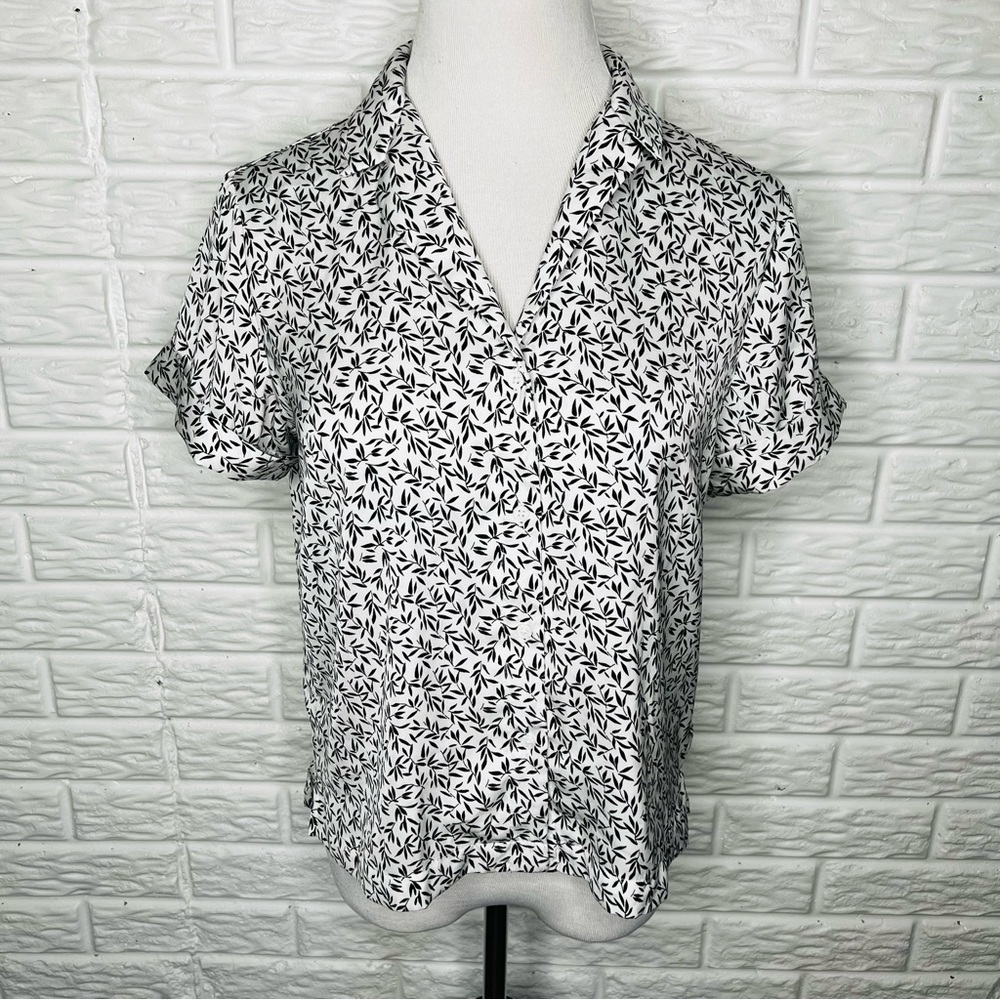 BANANA REPUBLIC Black & White Leaf Print Short Sleeve Blouse Size S